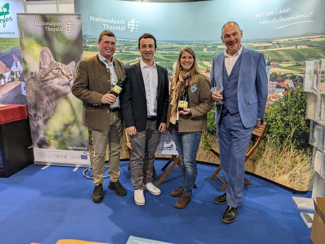 Winzer Ewald Schönhofer, Retzer Land-Geschäftsführer Daniel Wöhrer, Winzerin Cornelia Schönhofer und Geschäftsführer des Weinviertel Tourismus Hannes Steinacker.  | Foto: Retzer Land