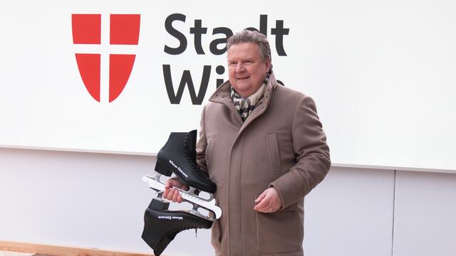 Bürgermeister Michael Ludwig (SPÖ) hat sich die Aufbauarbeiten für den 30. Wiener Eistraum angesehen.  | Foto: Andreas Pölzl/MeinBezirk
