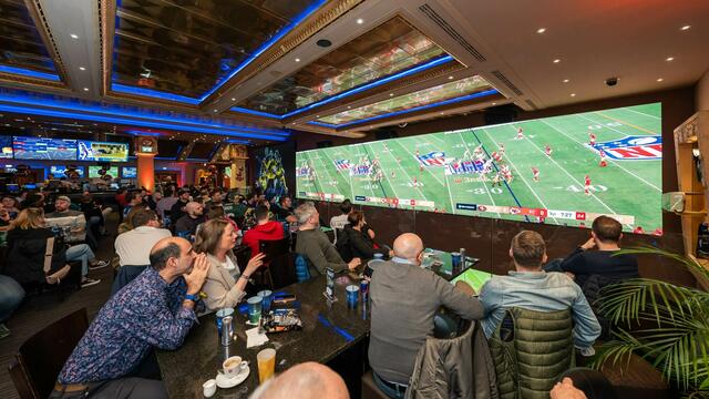 Bei der "Super Bowl Night 2025" in der Admiral Arena Prater (2. Bezirk, Perspektivstraße 141) gibt es "All You Can Eat &amp; Drink".  | Foto: Admiral