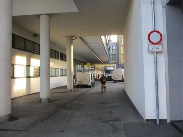 Ein Donaustädter ärgerte sich lange über das Fahren im Fahrverbot. Neue Poller sollen das verbotene Einfahren zur Postfiliale 1224 in der Lavaterstraße jetzt verhindern.
 | Foto: z.V.g.