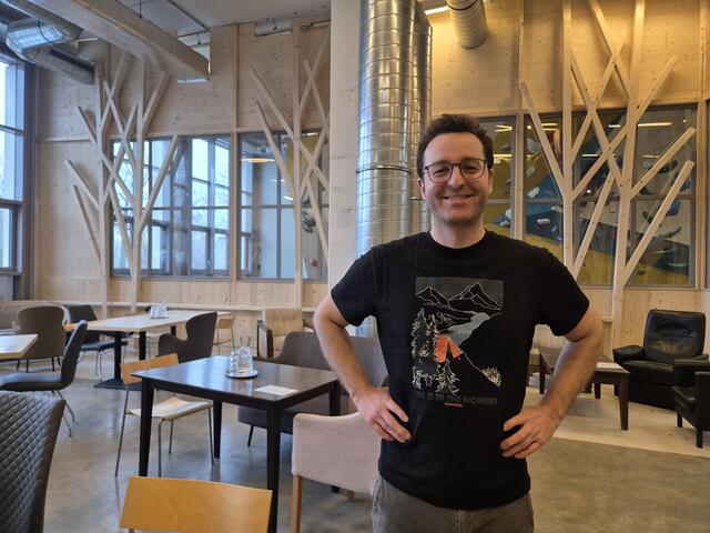 Alexander Afzali ist selbst schon lange Kletterer und Boulderer. Die Liebe zu dem Sport möchte er weitergeben. | Foto: Michael Marbacher / MeinBezirk