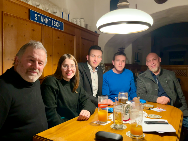 Das Team der FPÖ Neulengbach bei einer Wahlkampf-Besprechung im Café Millennium: Johann Tober, Natascha Schmidt, Nikolaus Schmidt, Bernhard Göhr, Karl Cerny | Foto: FPÖ Neulengbach