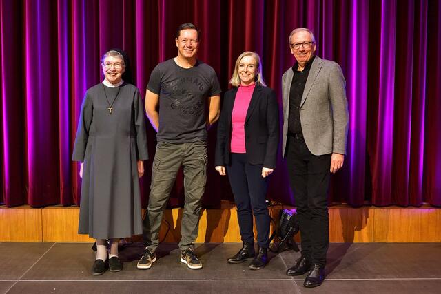 Alex Kristan (2. v. l.) mit der Geschäftsführung des Klinikums Wels-Grieskirchen, Franziska Buttinger, Alex Kristan, Carmen Breitwieser und Dietbert Timmerer beim Kabarettabend in der Stadthalle. | Foto: Klinikum Wels-Grieskirchen