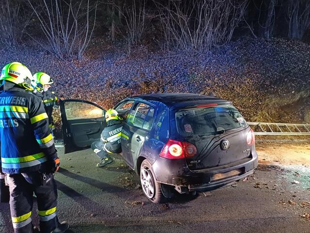Das Fahrzeug wurde von drei Feuerwehren des Bezirks geborgen. | Foto: FF Krems