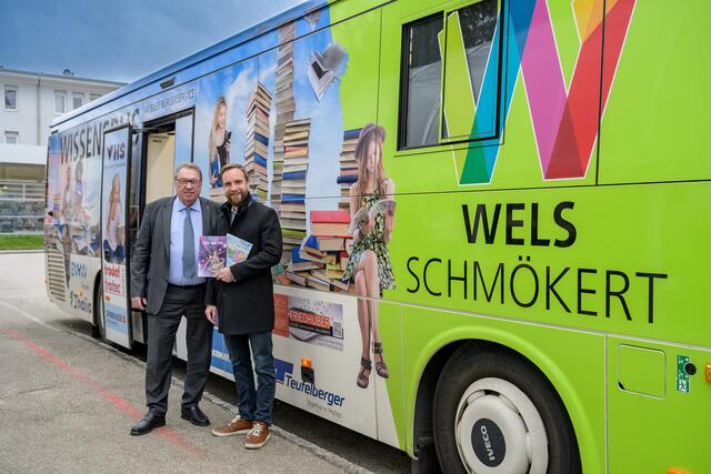 Nicht nur die Welser Stadtbücherei, sondern auch der mobile Bücherbus freut sich großer Beliebtheit. Darüber, dass er nun auch in Thalheim hält, zeigen sich Bürgermeister Andreas Stockinger und der Welser Wirtschaftsstadtrat Martin Oberndorfer (beide ÖVP) erfreut. | Foto: Stadt Wels