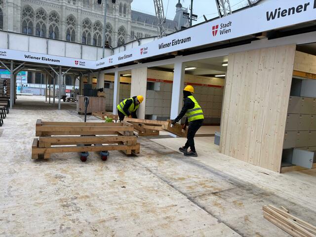 Die Vorbereitungen für die Eröffnung am Donnerstag, 23. Jänner, laufen auf Hochtouren.  | Foto: Vanessa Zrzavy/MeinBezirk