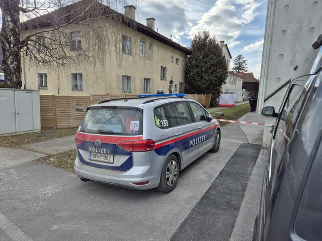 Leichenfund in einem Haller Garten: Der Fundort wurde umgehend von der Polizei abgesperrt, und das Landeskriminalamt Tirol übernahm die weiteren Ermittlungen. | Foto: zoom.tirol
