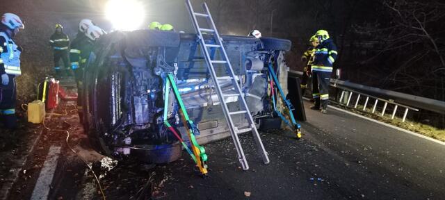 Das Unfallauto kam nach einem Überschlag auf der Seite zum Liegen. | Foto: FF Krems