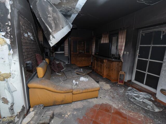Blick in das ausgebrannte Wohnzimmer. Das Inventar ist schwarz. | Foto: Santrucek