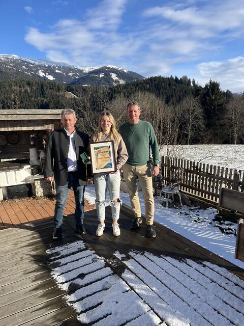 Anna Wirnsberger mit Horst Zwischenberger und Thomas Schäfauer | Foto: Marktgemeinde Seeboden