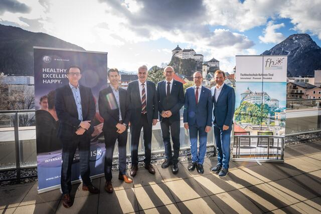 ISK-Geschäftsführer Walter Weiskopf, ISK-Direktor Ian Barnes, Vorsitzender des Stiftungsvorstands Herbert Marschitz, Landeshauptmann Anton Mattle, FH-Rektor Mario Döller und FH-Geschäftsführer Thomas Madritsch (v.l.) beim gemeinsamen Austausch.
 | Foto: Simon Fischler