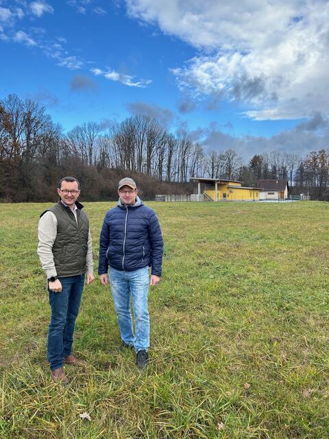 Nikolaus Noé-Nordberg (l.) und Georg Diesner, im Hintergrund die Fläche für die geplante Anlage. | Foto: Marktgemeinde Windigsteig