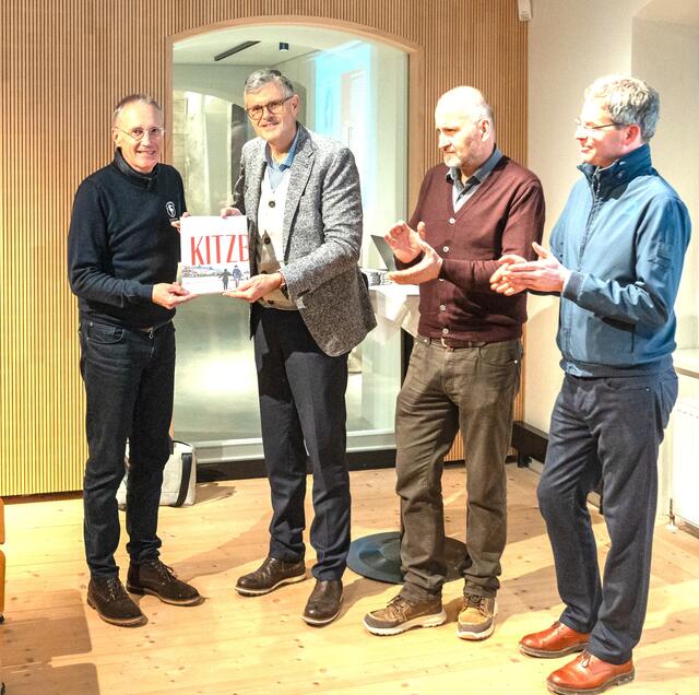 Der Katalog zur aktuellen Sonderausstellung "Kitzbühel Winter.Wunder.Land“ wurde im Museum Kitzbühel vorgestellt.  | Foto: K. S. C./alpinguin