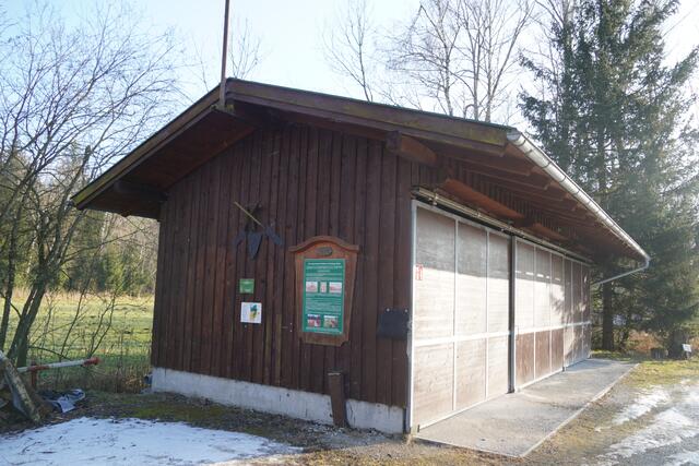 Hier werden die Geräte des Torferneurungsvereins gelagert. Weitere Schautafeln erzählen die Geschichte des Torfabbaus. | Foto: Emanuel Hasenauer