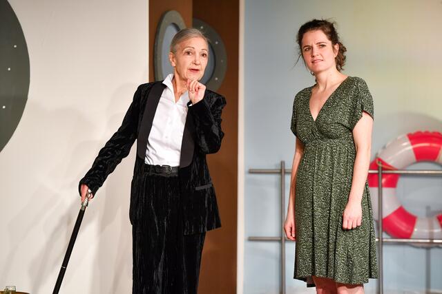 Mit der Figur der Sandrine Lumière hat Kellertheater-Chef Manfred Schild der Grand Dame des Tiroler Theaters Eleonore Bürcher eine Paraderolle auf den Leib geschrieben und stellt ihr mit Wiltrud Stieger als deren Biografin und Ghostwriterin eine hinreißende Sparringpartnerin an die Seite.  | Foto: Gabriele Griessenböck