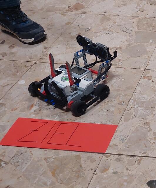 Die Begeisterung war deutlich spürbar, und auch einige Eltern – besonders die Väter – ließen sich vom Erfindergeist der Kinder anstecken. | Foto: Nicole Schartmüller