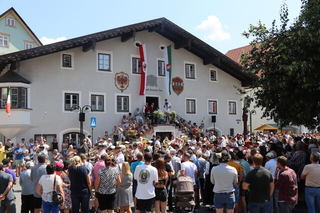 Veranstaltungen rund um die Blasmusik - hier das Außerferner Bundesmusikfest in Reutte - locken Musikanten und Zuschauer in Scharen an. | Foto: Reichel