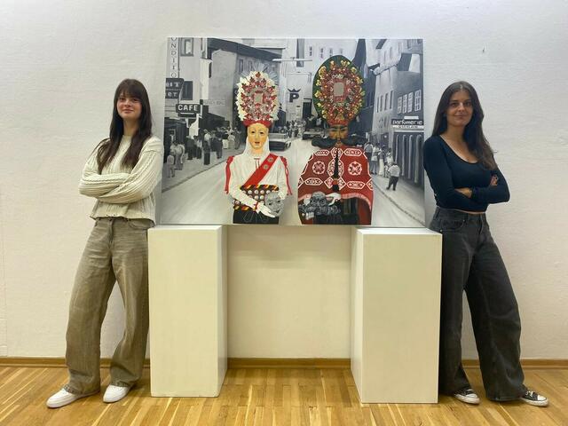 Joelina Maria Wendt und Mona Ghannam mit ihrer Abschlussarbeit über die Imster Fasnacht. | Foto: Imster Fasnacht