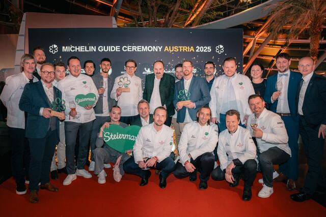 Die strahlenden Siegerinnen und Sieger der Steiermark mit Michael Feiertag, Geschäftsführer der Steirischen Tourismus und Standortmarketing GmbH, Klaus Friedl von der WK Steiermark (r.) und Gästen.  | Foto: Österreich Werbung / Florentin Haunold