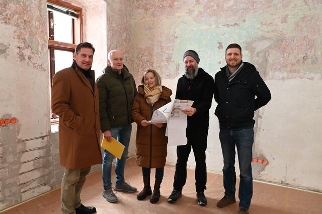 Bürgermeister Werner Krammer, die Bauherren Peter und Silvia Gassner, Stadtrat Martin Dowalil und Gemeinderat Lukas Hintsteiner (v.l.) besichtigten gemeinsam das Wohnprojekt in der Hammergasse. | Foto: Stadt Waidhofen