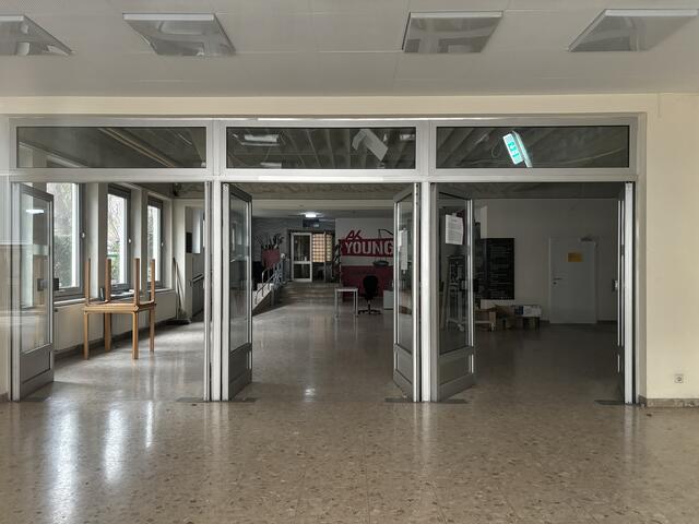 Die Gänge der alten Schule sind leer, aus Sicherheitsgründen werden die Räumlichkeiten nicht mehr verwendet. Teile wurden bereits abgetragen. | Foto: Nathanael Peterlini/MeinBezirk