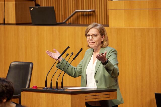Die scheidende Klimaministerin Leonore Gewessler (Grüne) verteidigte die Budgetpolitik der türkis-grünen Regierung, die angesichts von Corona, Ukraine-Krieg und Inflation notwendig gewesen sei.  | Foto: Parlamentsdirektion/Thomas Topf