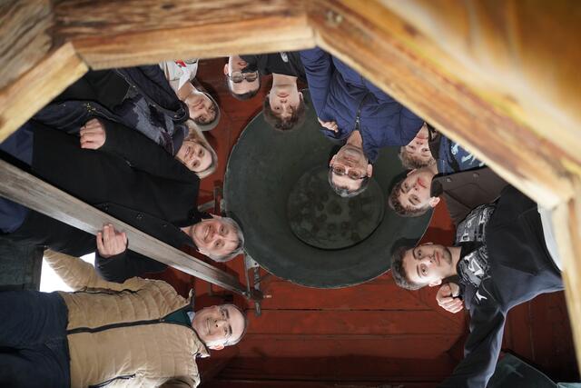 Schüler des Gewerbegymnasiums Güssing und die Burgstiftung haben die 1648 gegossene Turmglocke reaktiviert: Bence Ratkai, Noah Steinmaurer, Márton Rácz, Wolfgang Fraißl, Leon Fauster, Aurelio Steinmaurer, Bence Horváth, Timo Varga, Hannelore Halwax, Stiftungsadministrator Michael Gerbavsits und Burgmanager Gilbert Lang (von rechts im Uhrzeigersinn). | Foto: Burgstiftung Güssing