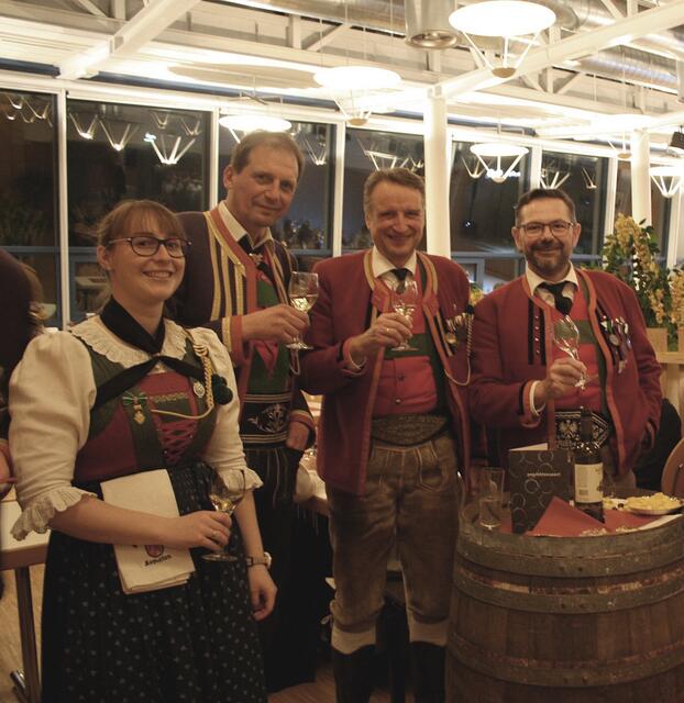 Bataillonsmarketenderin Theresa Lair hatte in der Weinlaube der Örtlichkeit angepasst Wein im Panzerl!  | Foto: privat