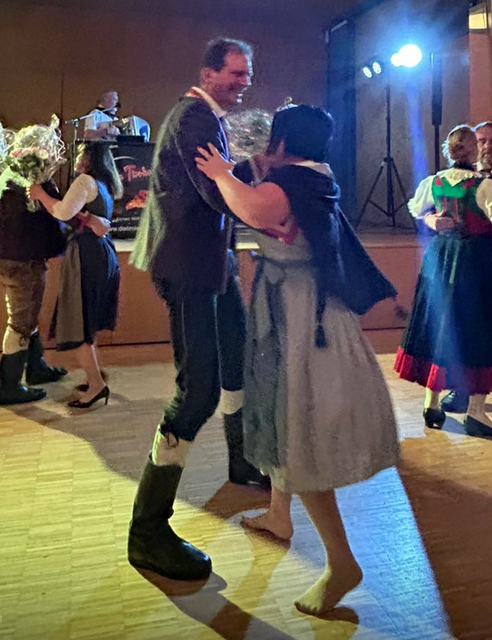 Das ist der Beweis: Verena schuhlos – diesmal aber mit Toni Mair im robusten Schützenstiefel! | Foto: privat
