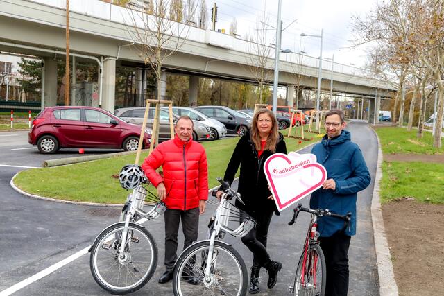 Am neuen Radweg in der Wohnparkstraße: Liesings Bezirksvorsteher Gerald Bischof, Mobilitätsstadträtin Ulli Sima (beide SPÖ) und der Wiener Radbeauftragte Martin Blum (v.l.). | Foto: Stadt Wien/Christian Fürthner