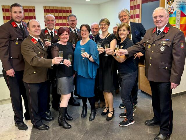 Stoßen an auf den gelungenen Feuerwehrball:  Markus Rabl, Wolfgang Weitzenböck, Bgm. Josef Schaden, Anita Weixelbaum, Christian Hipp, Heidemarie Danzinger, Pater Daniel Gärtner, Maria Hipp, Roswitha Schaden, Robert Reuberger und Franz Danzinger. | Foto: Gemeinde Sallingstadt
