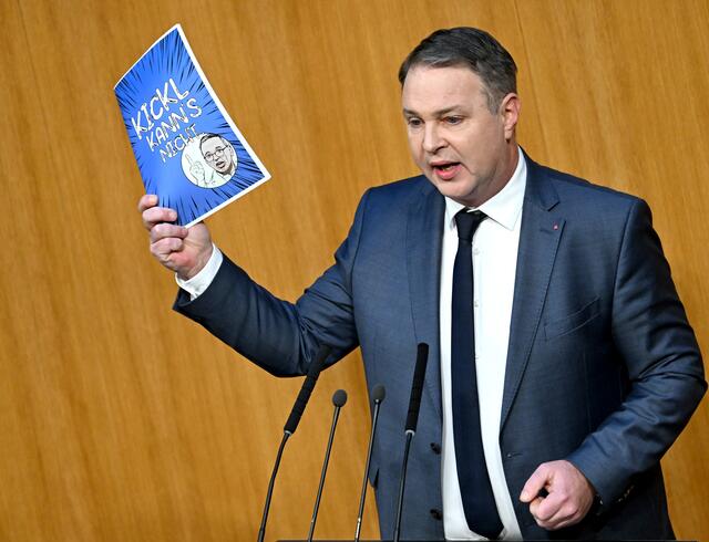 Die Nationalratssitzung startete am Mittwoch mit einer hitzigen Debatte über die geplanten Sparmaßnahmen der blau-türkisen Koalition. In einer von ihr beantragten "Aktuellen Stunde" forderte die SPÖ von Finanzminister Gunther Mayr (ÖVP) umfassende Informationen zu den an die EU-Kommission übermittelten Konsolidierungsplänen.  | Foto: ROLAND SCHLAGER / APA / picturedesk.com 