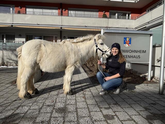 Gemeinsam mit ihrem Pony Jolly Jumper besucht Selina Scheichl Seniorenwohnheime.  | Foto: Fabienne Gruber