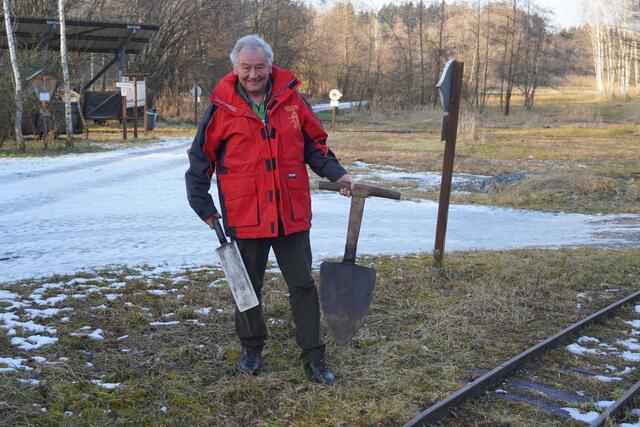 Reinhard Kaiser zeigt die Werkzeuge her, mit denen man früher in Bürmoos Torf gestochen hat. | Foto: Emanuel Hasenauer