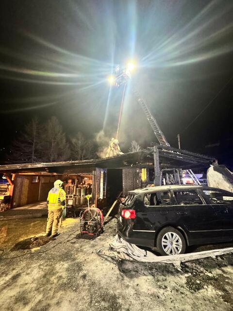 Die Feuerwehren konnten den Brand schließlich unter Kontrolle bringen. | Foto: ZOOM TIROL