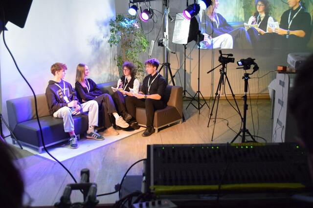 Schülerinnen und Schüler aus dem HLW-Zweig Media in Interview-Situation | Foto: HLW/FW Deutschlandsberg
