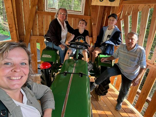 Monika Pöchmann mit ihren zwei Enkerln Niklas und Jakob