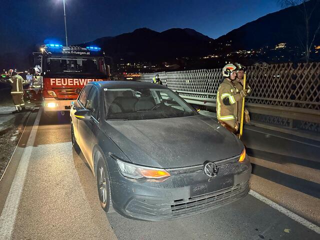 Am Dienstag am späten Nachmittag ereignete sich in Fügen ein Unfall zwischen der Zillertalbahn und einem Lkw. Der LKW wurde von einem Zug erfasst. Daraufhin kollidierte ein nachfolgender Pkw mit dem auf die Straße geschleuderten Anhänger.  | Foto: ZOOM.TIROL