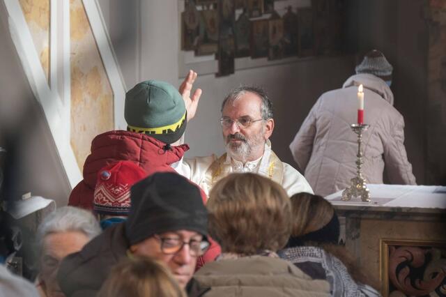 Pfarrer Christoph spendet den Blasiussegen in der Kirche. 