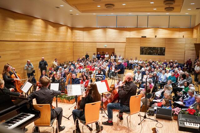 Das Konzert fand im vollbesetzten Saal der LMS Kitzbühel statt. | Foto: Caritas