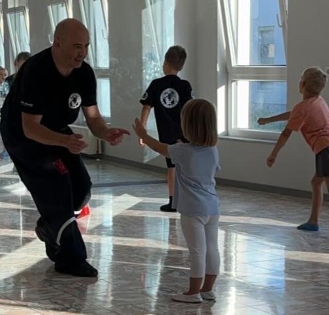 Zweimal die Woche lehrt er Kinder, Jugendliche und auch Erwachsene, selbstbewusst zu sein und deeskalierend zu handeln. | Foto: Wing Tsjun Wien