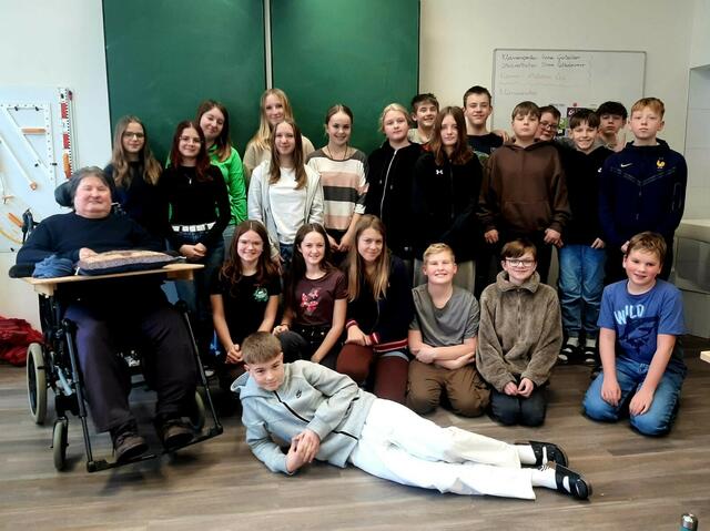 Ein Rollstuhlfahrer, der mit einer schweren körperlichen Beeinträchtigung lebt, besuchte die Schülerinnen und Schüler der 3. Klasse. | Foto: MS Sonntagberg