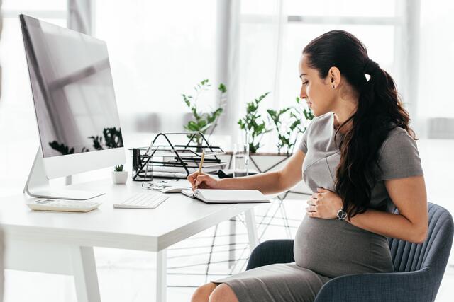 „Sie werden dem­nächst eh nicht schwanger?“: Eine neue AK-Broschüre hilft, wenn Eltern am Arbeits­platz diskriminiert werden. | Foto: HayDmitriy/panthermedia