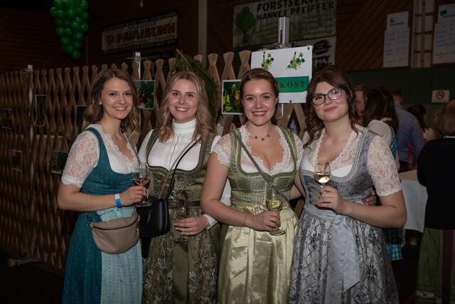 Fesch sind's im Dirndl: Anna Gelter, Celina Sonnhammer, Sabrina Schmid und Julia Tisch. | Foto: Eva R.