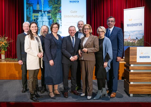 Stadtrat Eduard Hieß, Abgeordnete Viktoria Hutter, Stadtrat Herbert Höpfl, Stadträtin Marlene Böhm-Lauter, Bürgermeister Josef Ramharter, Vizebürgermeister Martin Litschauer, Landeshauptfrau Johanna Mikl-Leitner, Bezirkshauptfrau Manuela Herzog und Stadtrat Thomas Lebersorger (v.l.) | Foto: NLK Pfeffer