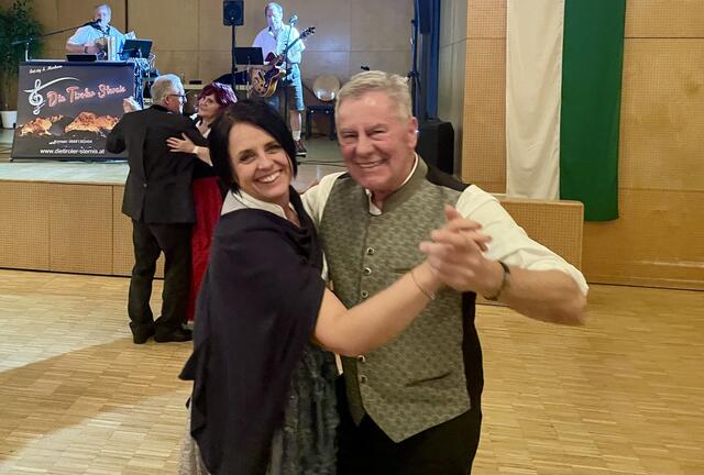 Bürgermeiste Peter Lobenwein und seine Verena in perfekter Harmonie. Den Blick auf das Schuhwerk hat uns der Fotograf diskret vorenthalten - aber schauen Sie mal auf das nächste Bild! | Foto: privat