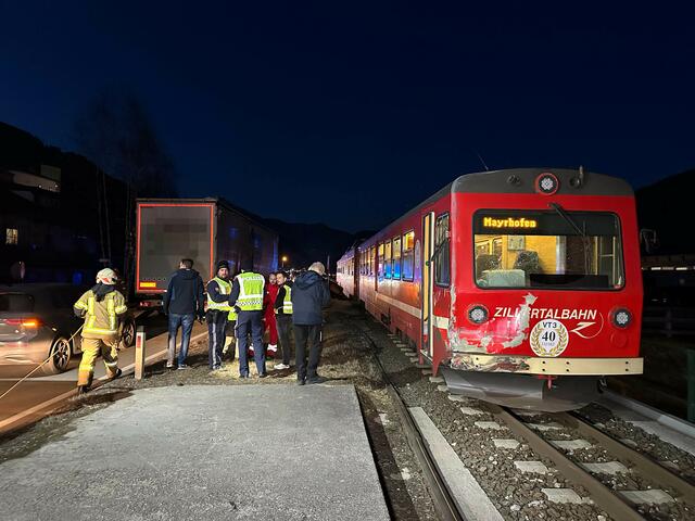 Am Dienstag am späten Nachmittag ereignete sich in Fügen ein Unfall zwischen der Zillertalbahn und einem Lkw. Der LKW wurde von einem Zug erfasst. Daraufhin kollidierte ein nachfolgender Pkw mit dem auf die Straße geschleuderten Anhänger.  | Foto: ZOOM.TIROL