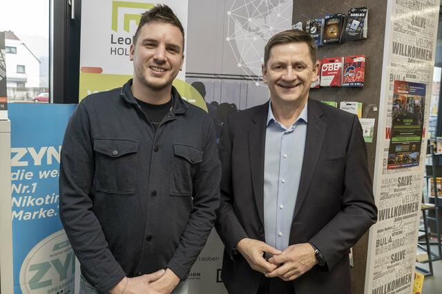 Bürgermeister Kurt Wallner überzeugte sich vom breiten Angebot.  | Foto: Klaus Pressberger