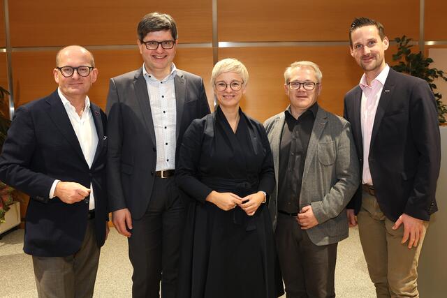 Mit Optimismus in das Wirtschaftsjahr 2025: WKOÖ-Direktor Gerald Silberhumer, Franz Edlbauer, WKOÖ-Präsidentin Doris Hummer, Alexander Huber und Thomas Brindl beim diesjährigen Wirtschaftsempfang in Wels. | Foto: eventfoto.at