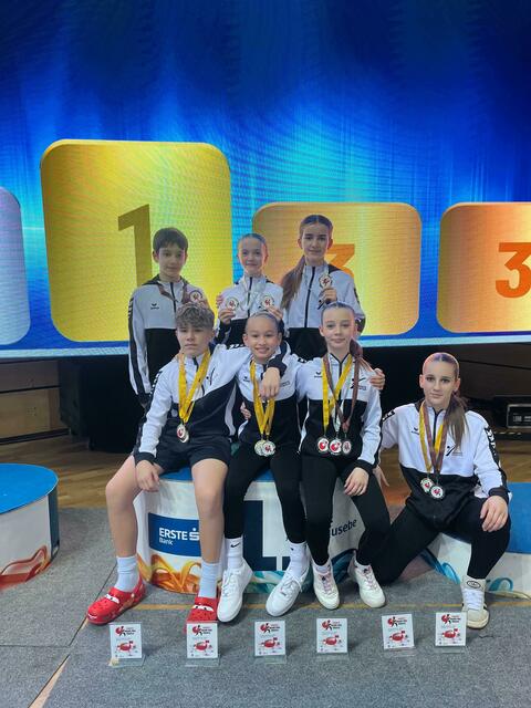 Hinten: Deodat Varga (PSV), Elena Treun, Esther Schneeweiß; Vorne: Emil Zadina, Tiara Steindl (PSV), Sophie Strodl und Tamara Lehner | Foto: Frieways Karateklub